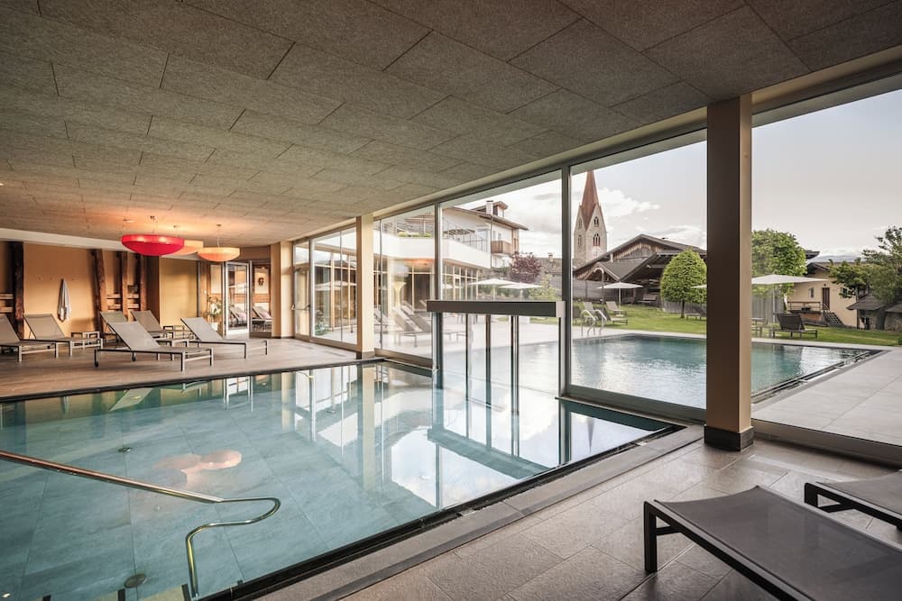 Indoor/outdoor pool