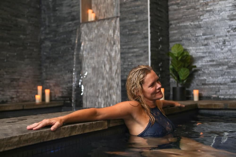 Indoor spa tub