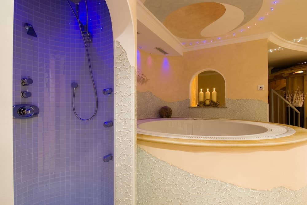 Indoor spa tub