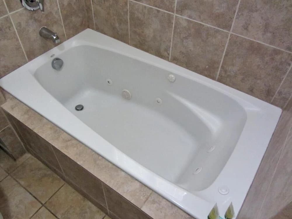 Jetted tub