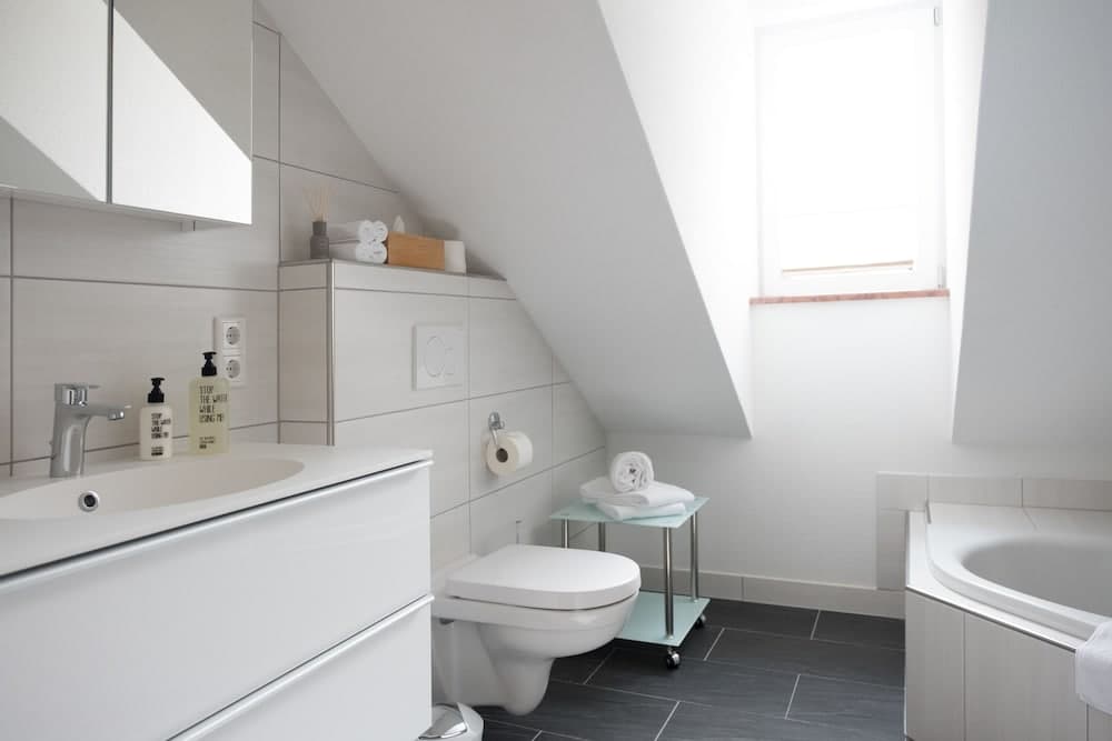 Deep soaking bathtub