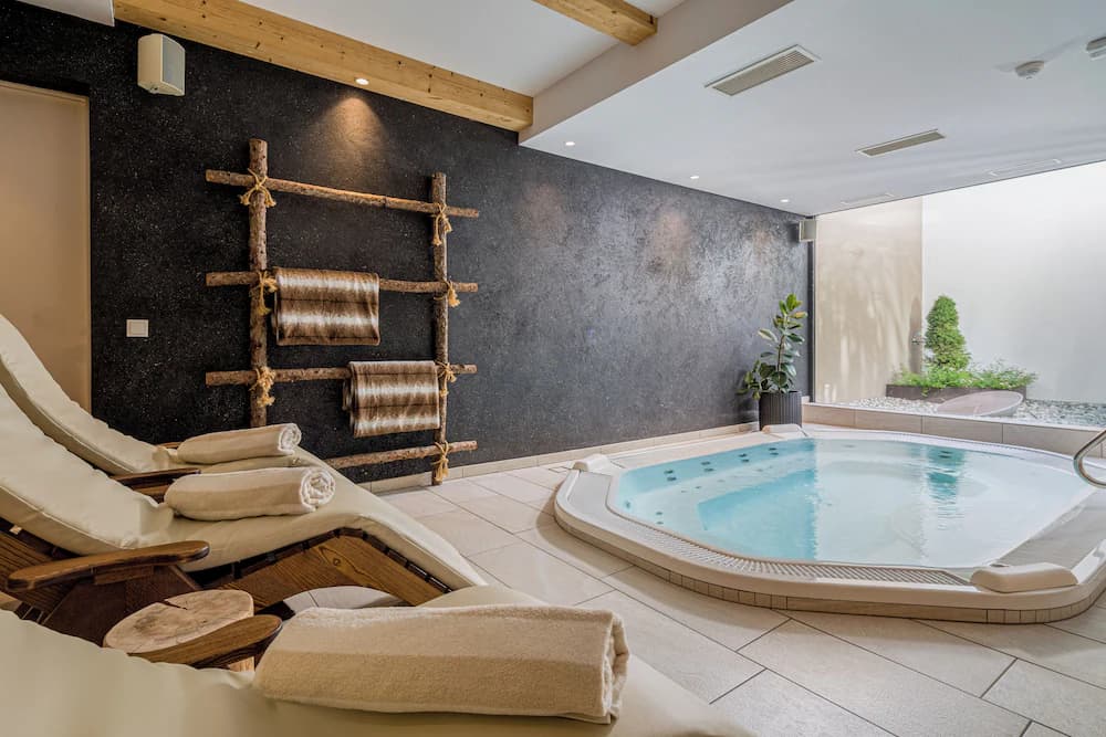 Indoor spa tub