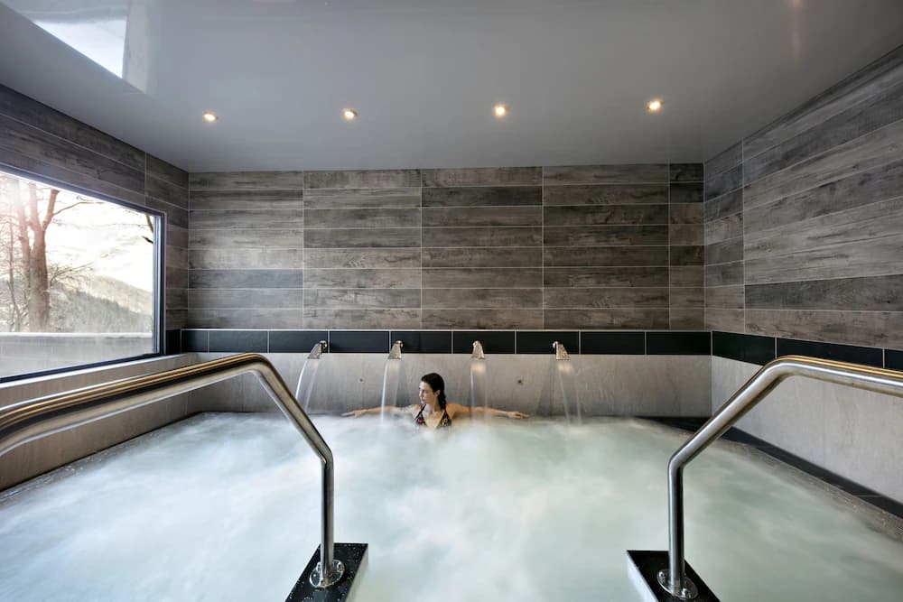 Indoor spa tub