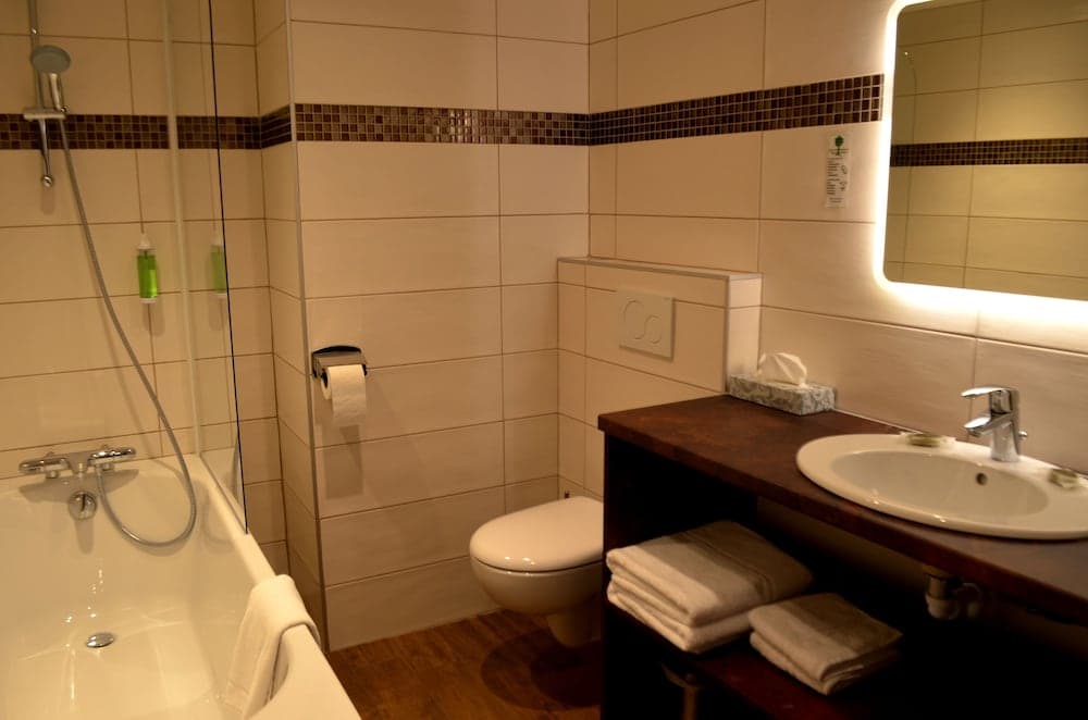 Deep soaking bathtub