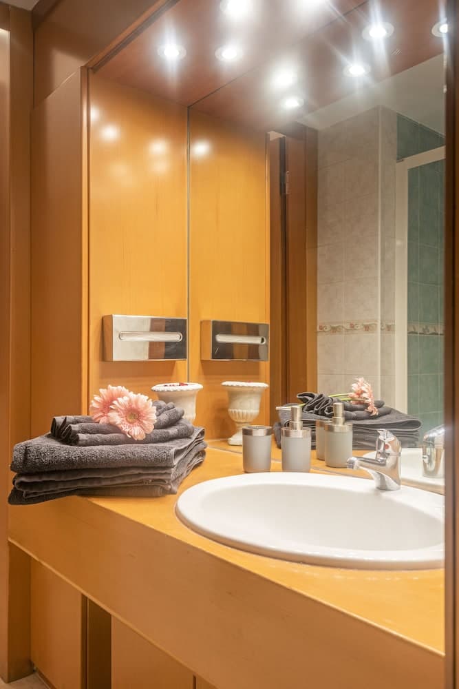 Bathroom sink