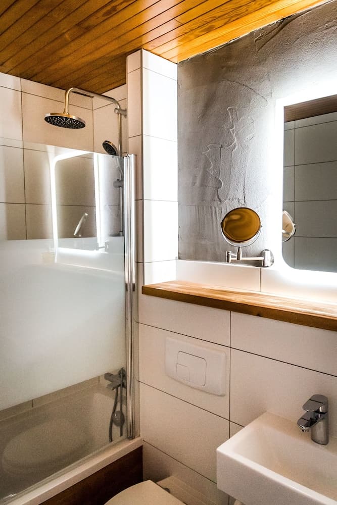 Bathroom shower
