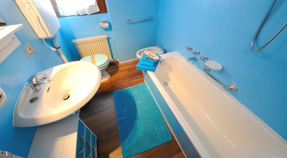 Deep soaking bathtub