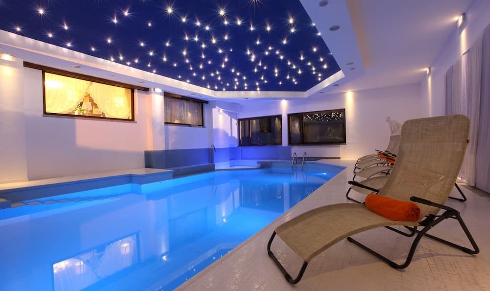 Indoor spa tub