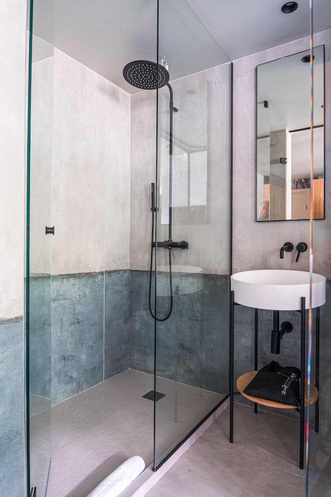 Bathroom shower