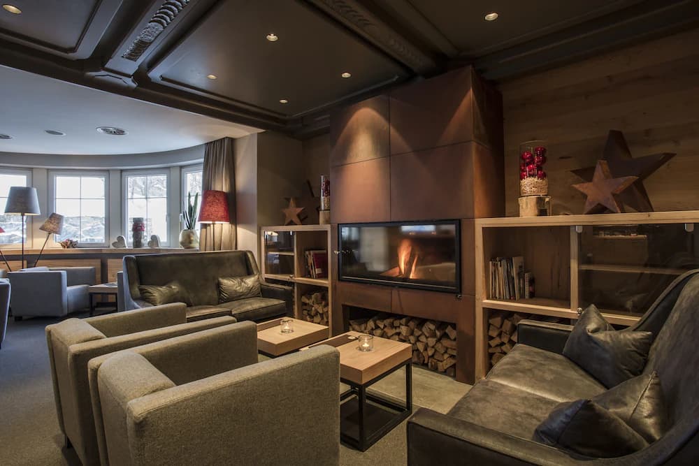 Lobby lounge