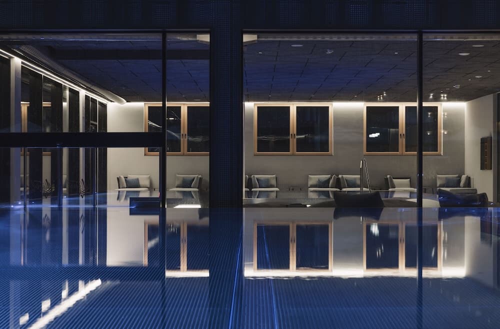 Indoor/outdoor pool