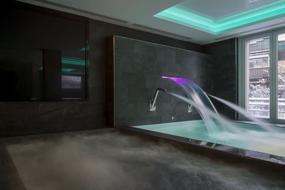 Indoor spa tub