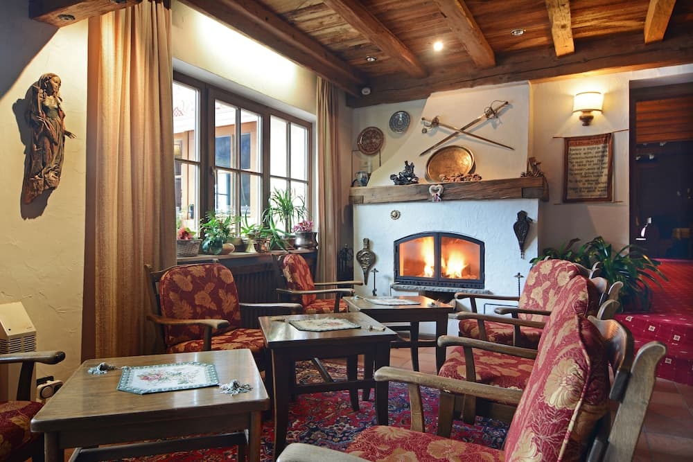 Lobby lounge