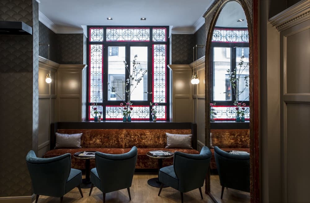 Lobby lounge