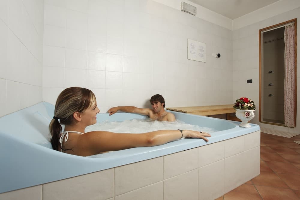 Indoor spa tub
