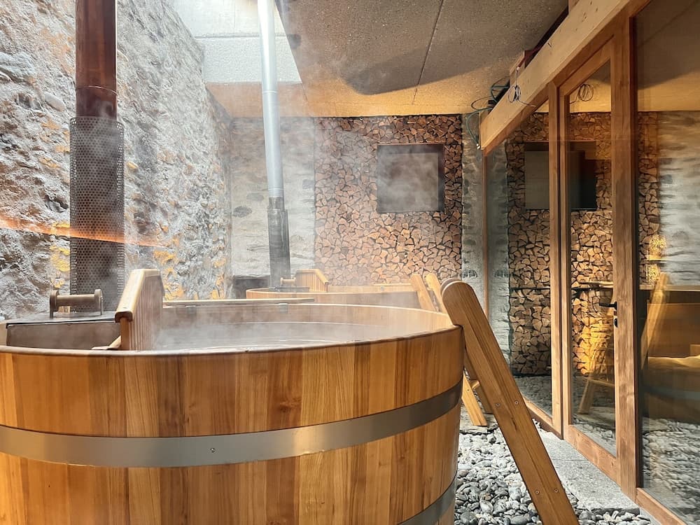 Deep soaking bathtub