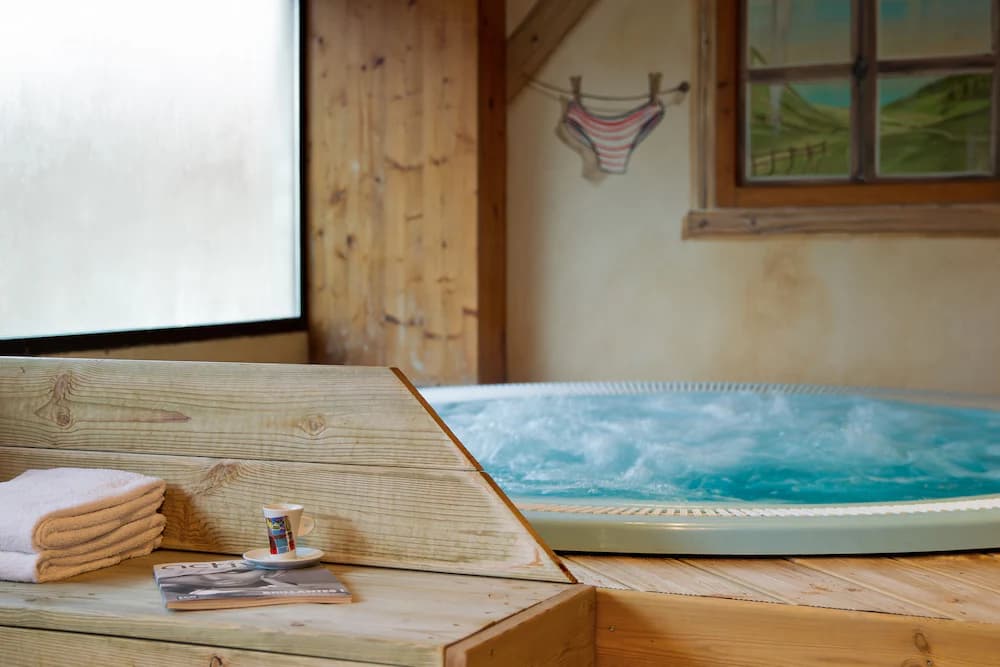 Indoor spa tub
