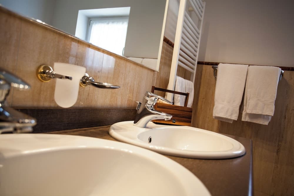 Bathroom sink
