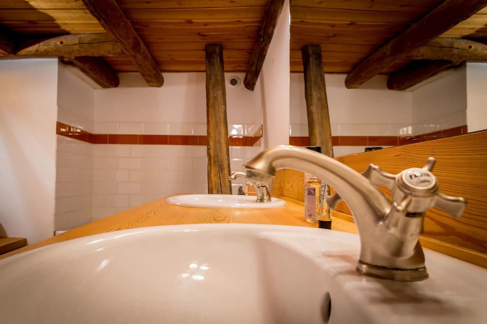 Bathroom sink