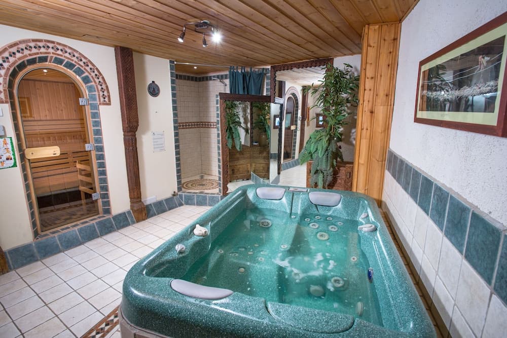 Indoor spa tub