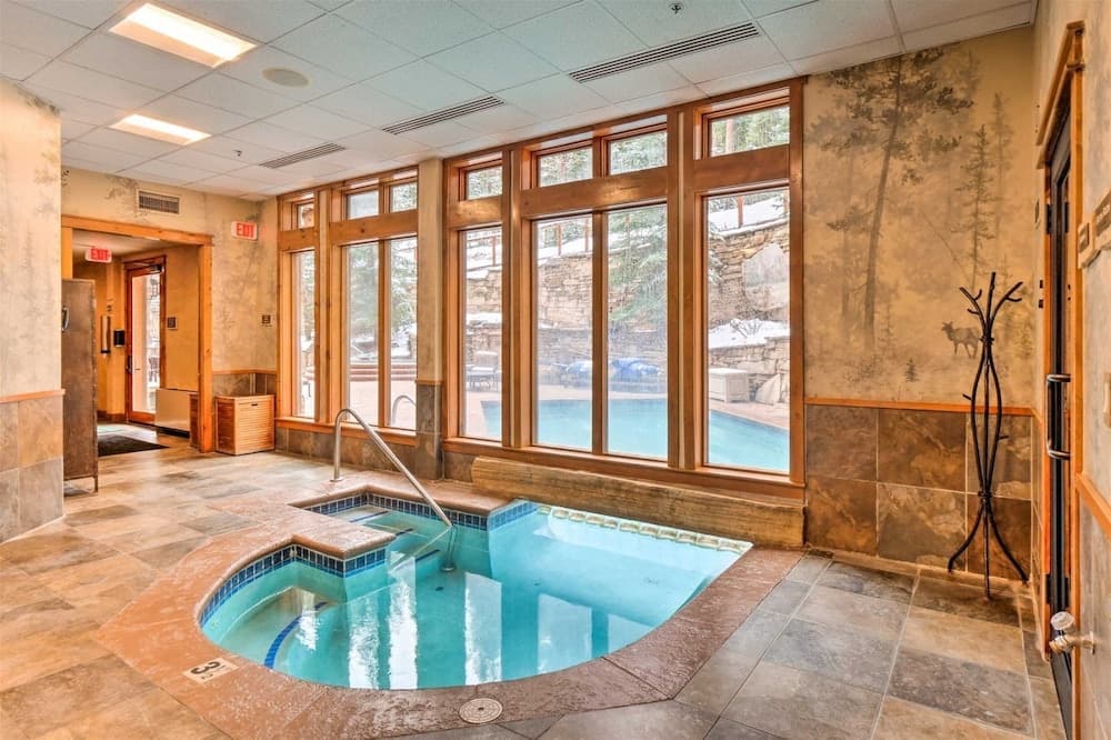 Deep soaking bathtub