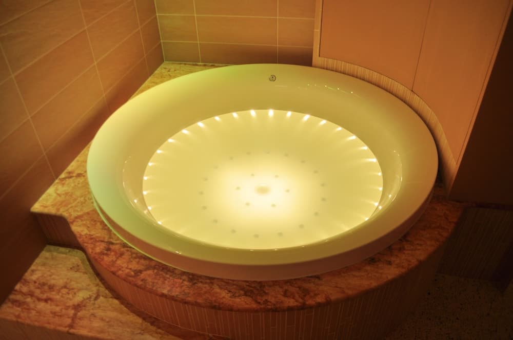 Indoor spa tub