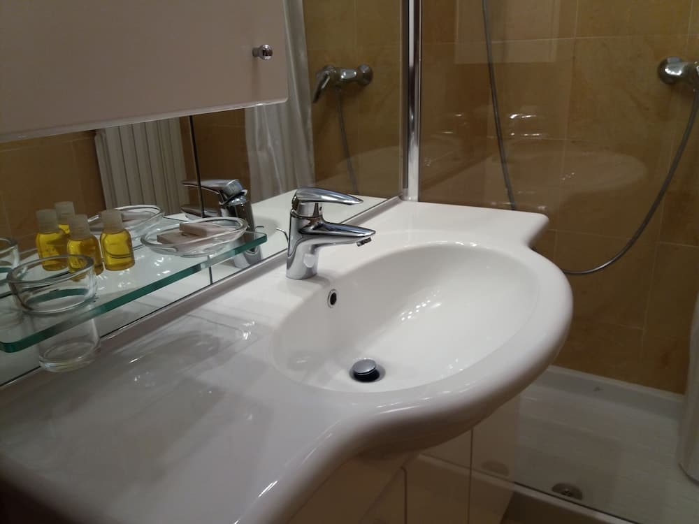 Bathroom sink