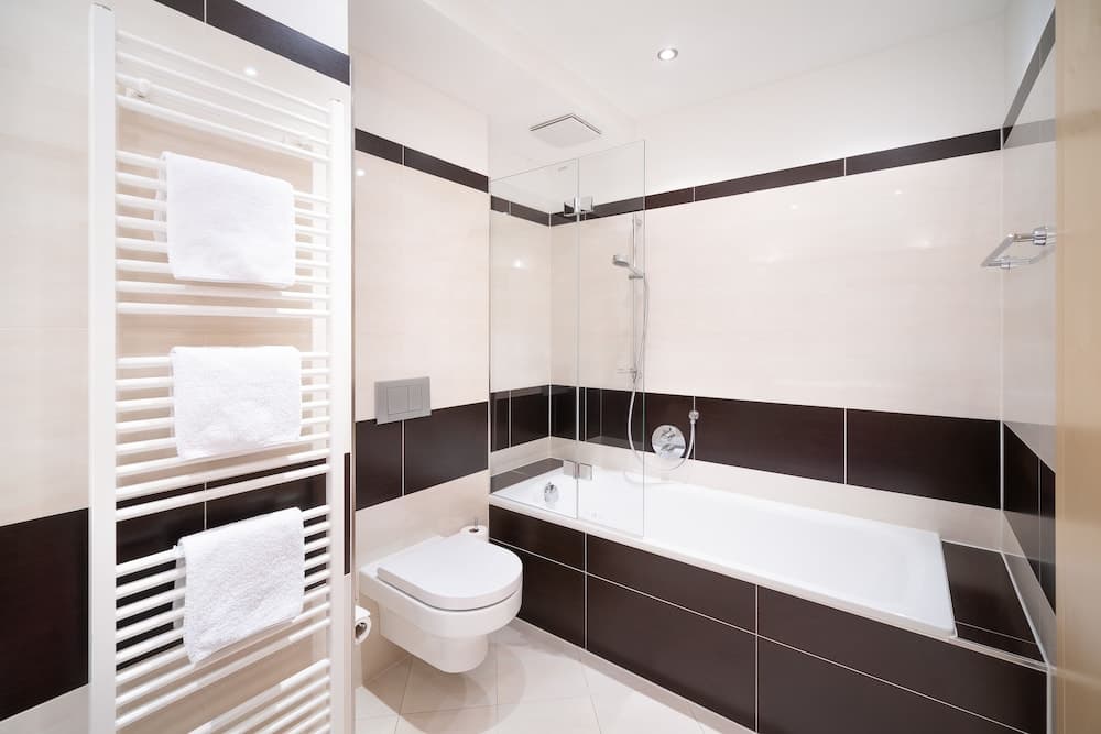 Deep soaking bathtub