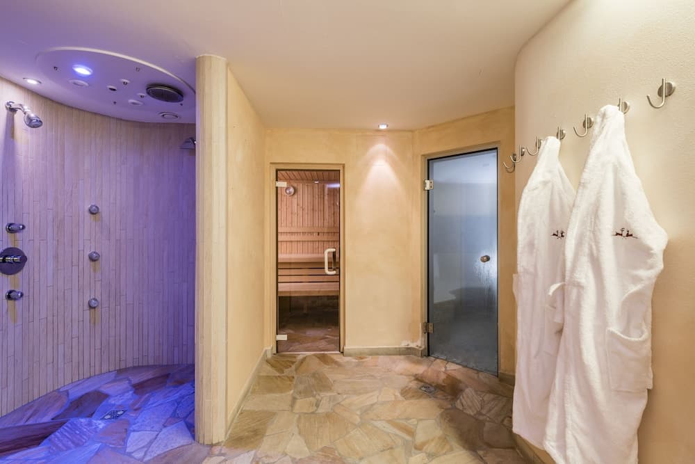 Indoor spa tub