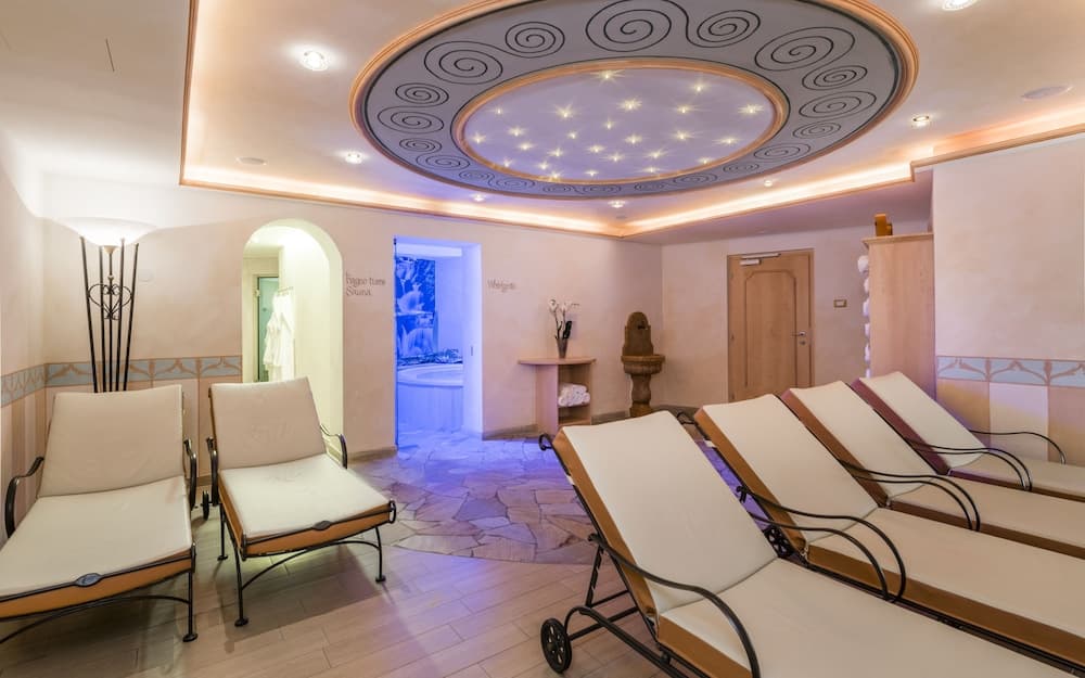Indoor spa tub