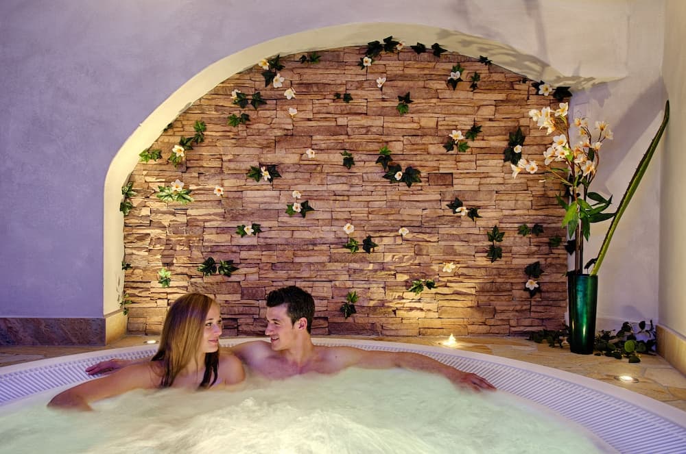 Indoor spa tub
