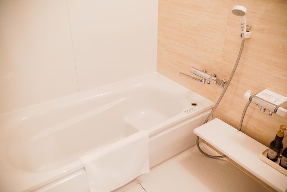 Deep soaking bathtub