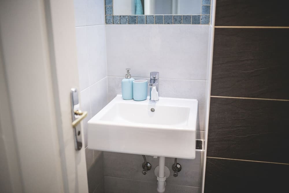 Bathroom sink