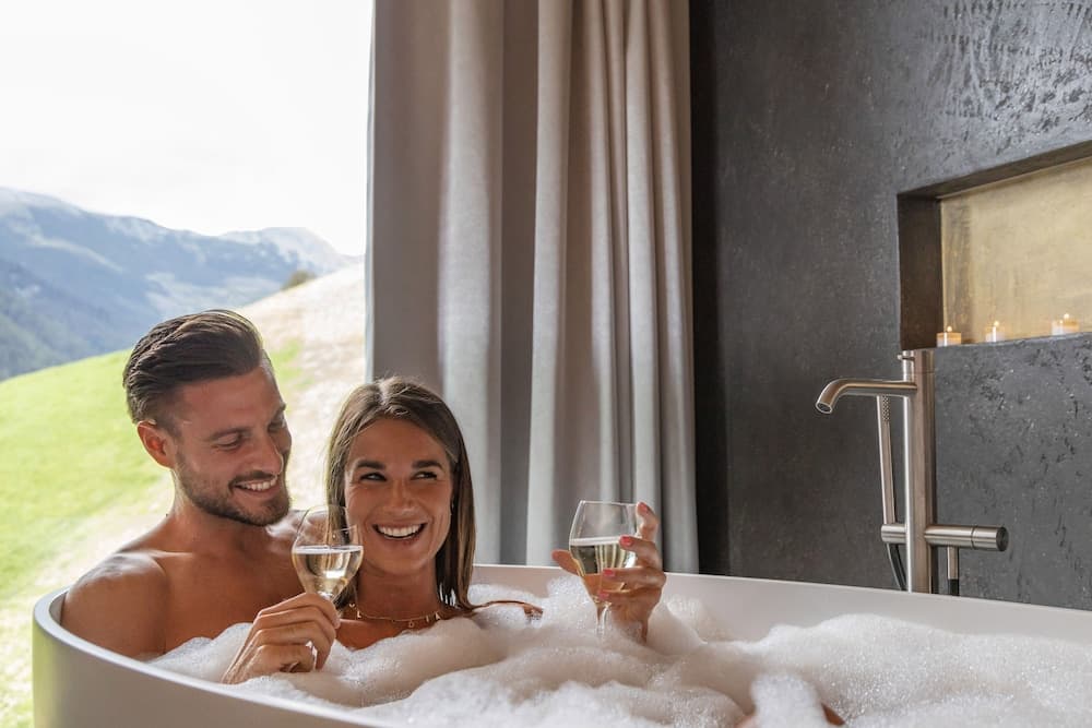 Deep soaking bathtub