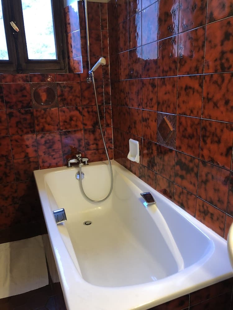 Deep soaking bathtub