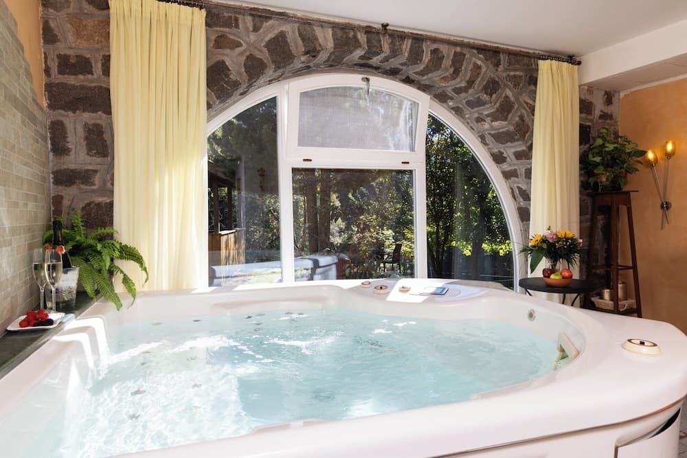 Indoor spa tub