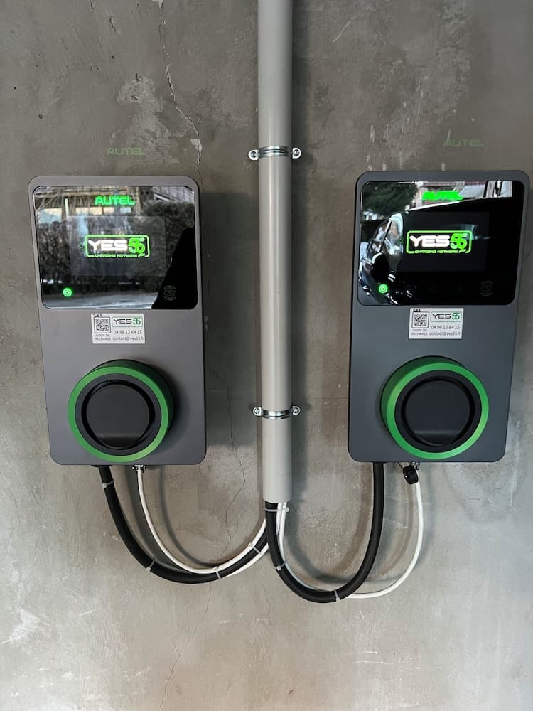 Electric vehicle charging station