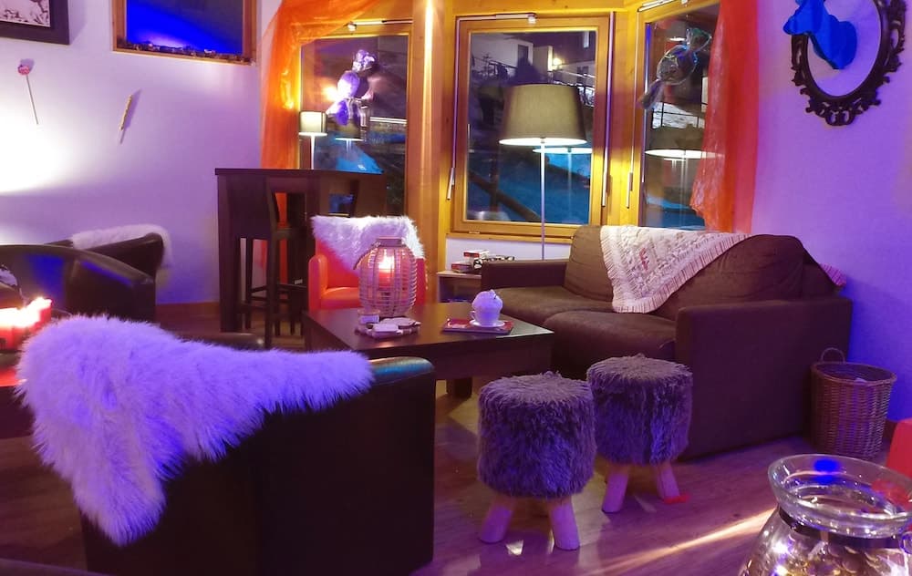 Lobby lounge