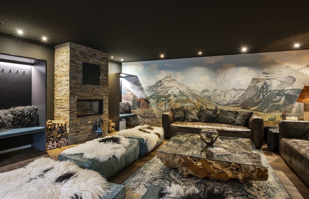 Lobby lounge