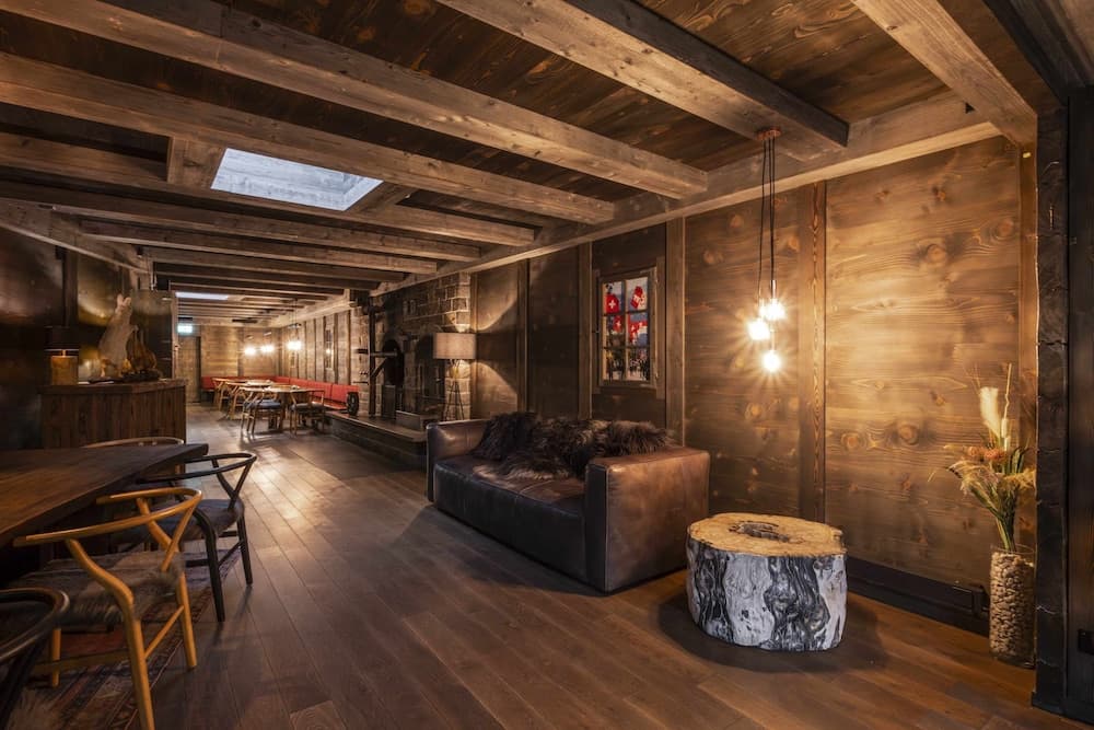 Lobby lounge