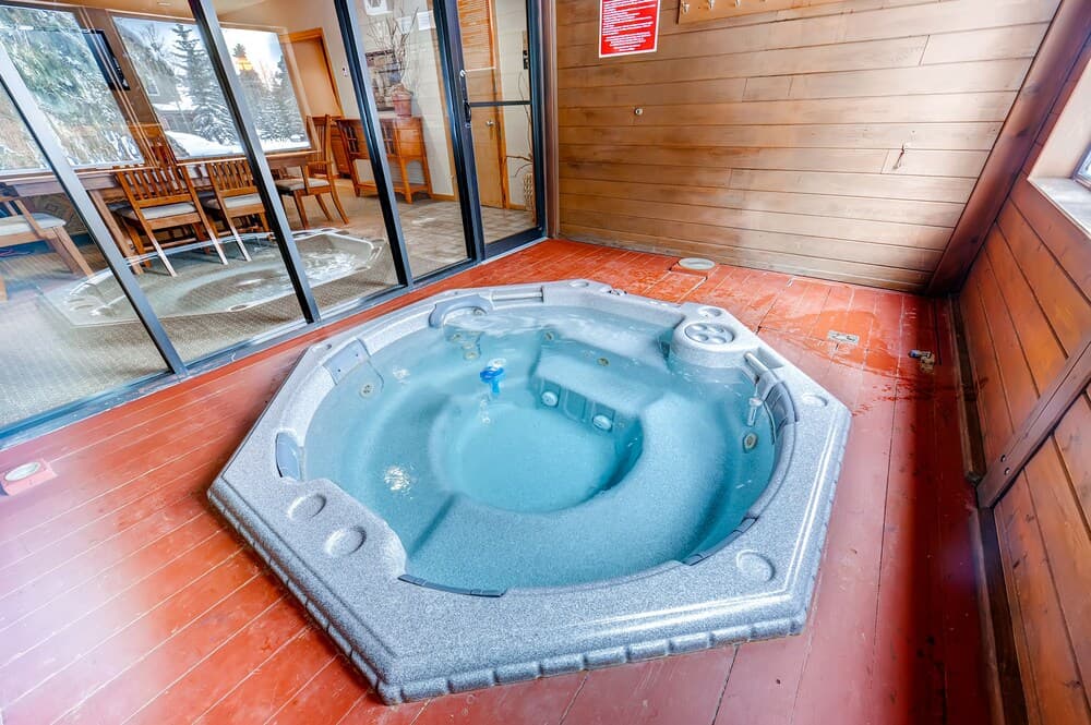 Indoor spa tub
