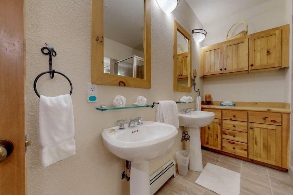 Bathroom sink
