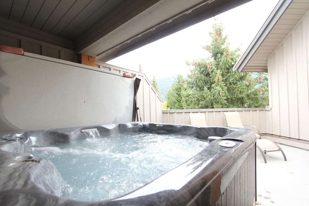 Private spa tub