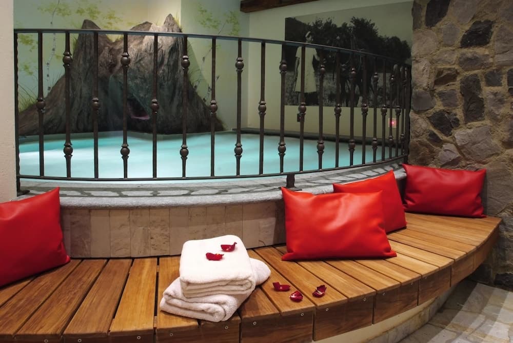 Indoor spa tub
