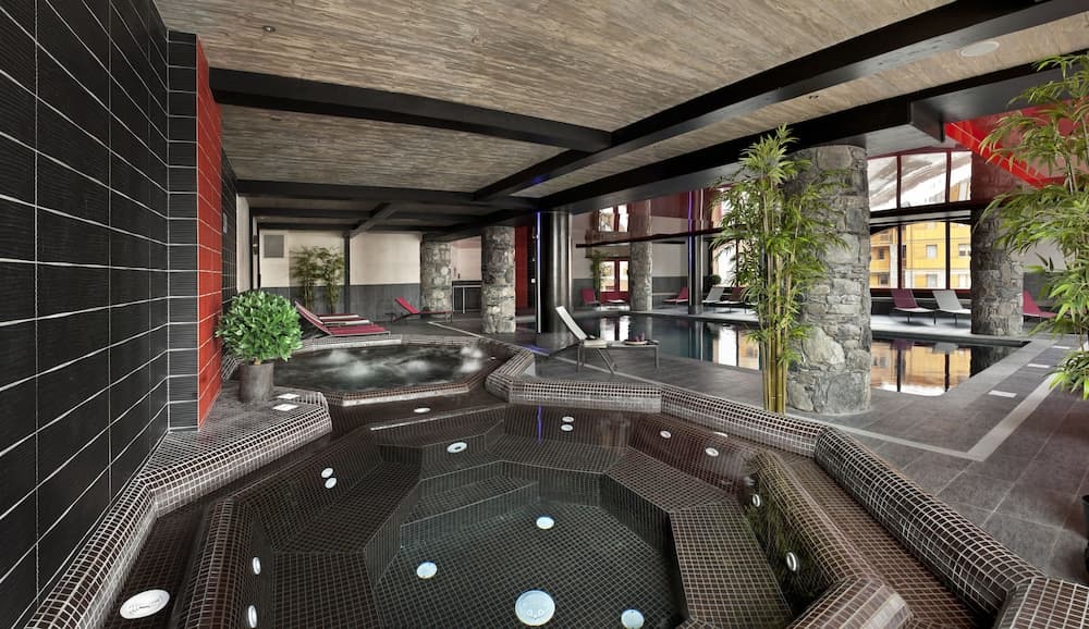 Indoor spa tub