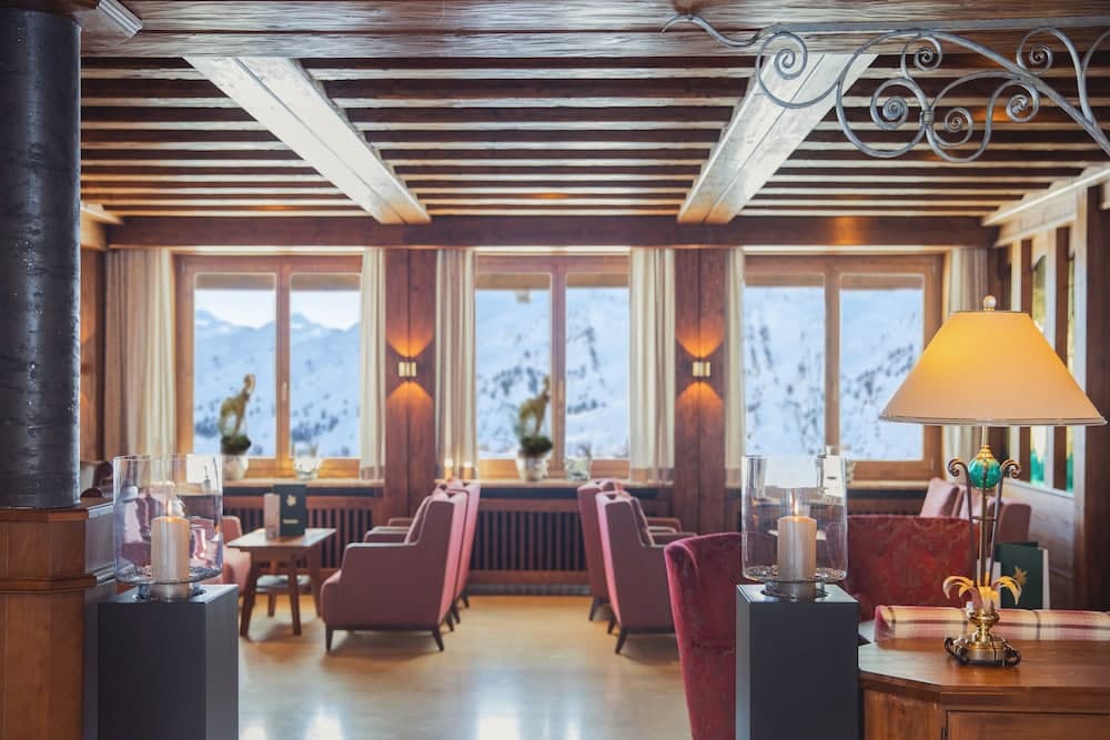 Lobby lounge