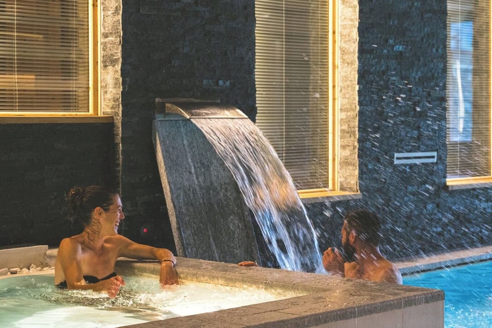 Indoor spa tub