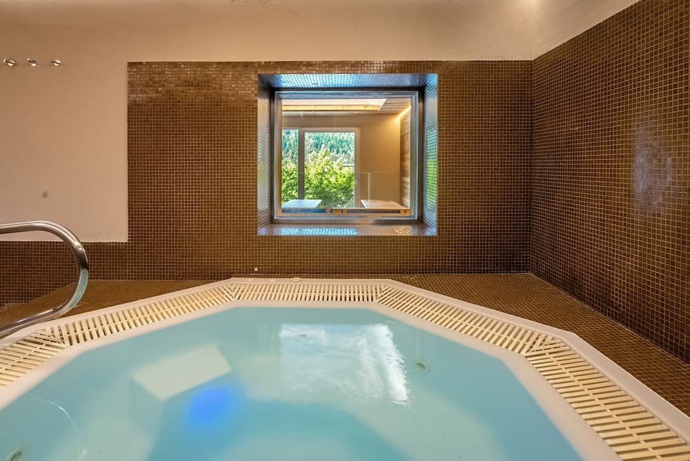 Indoor spa tub