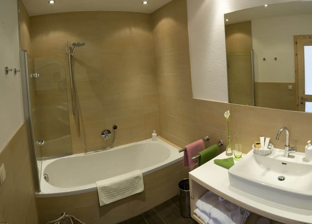 Deep soaking bathtub