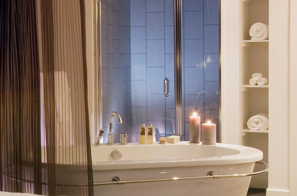 Deep soaking bathtub